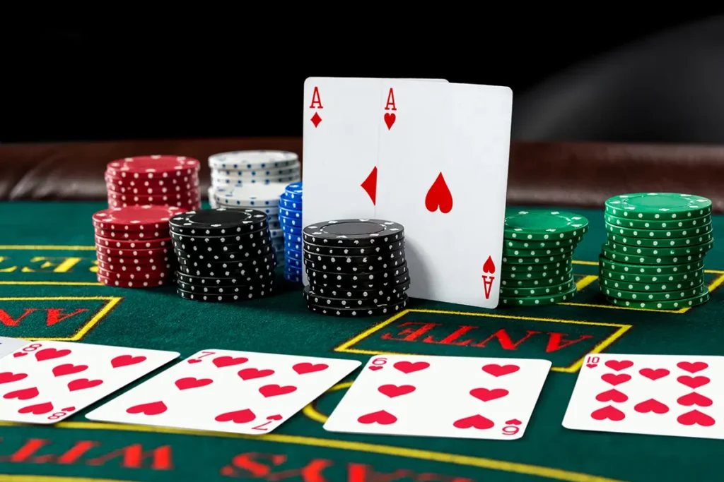 Mesa de blackjack ao vivo com cartas e fichas