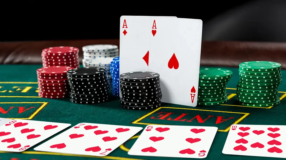 Mesa de blackjack ao vivo com cartas e fichas